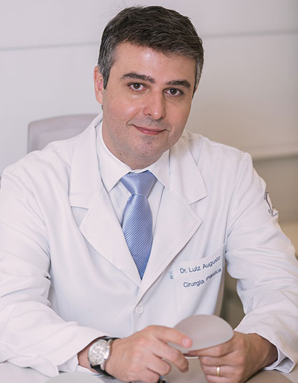 <h2>Luiz Augusto Leite de Oliveira</h2>
<p>Cirurgião Plástico da SBCP CRM: 41.077 – RQE: 29.018</p>
<p> </p>
<p>Graduação em Medicina pela Faculdade de Medicina de Itajubá (FMIt)</p>
<p> </p>
<p>Residência médica em Cirurgia Geral e Cirurgia Geral Avançada (R3) em Belo Horizonte (Hospital São Francisco de Assis, Hospital Mater Dei e Hospital Vila da Serra)</p>
<p> </p>
<p>Membro do Colégio Brasileiro de Cirurgiões (CBC)</p>
<p> </p>
<p>Residência médica em Cirurgia Plástica – Hospital Felício Rocho em Belo Horizonte – MG</p>
<p> </p>
<p>Título de especialista pela Sociedade Brasileira de Cirurgia Plástica (SBCP)</p>
<p> </p>
<p>Membro Titular da Sociedade Brasileira de Cirurgia Plástica (SBCP)</p>
